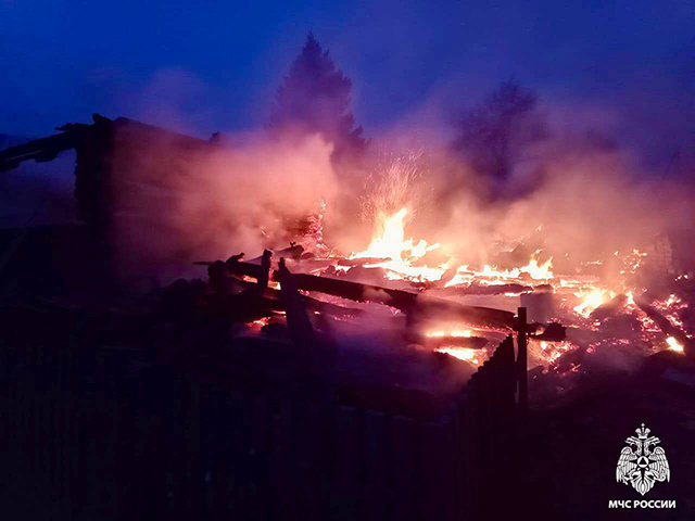 Из-за сильного ветра огонь сожрал сарай и дом. Пожарным удалось спасти остальные