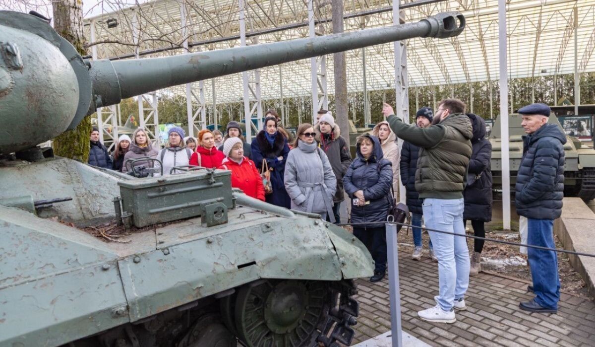     Экскурсовод показывает танк ИС-3 в экспозиции Музея «Г.О.Р.А.» Источник: victorymuseum.ru Автор фото: Пресс-служба Музея Победы
