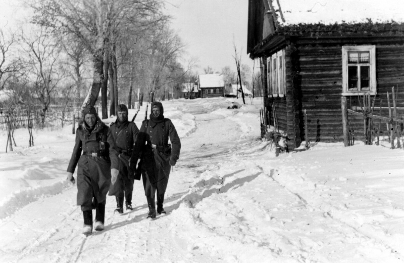 Немцы в оккупированной советской деревне, Западный фронт 1942 год. фото из rg.ru