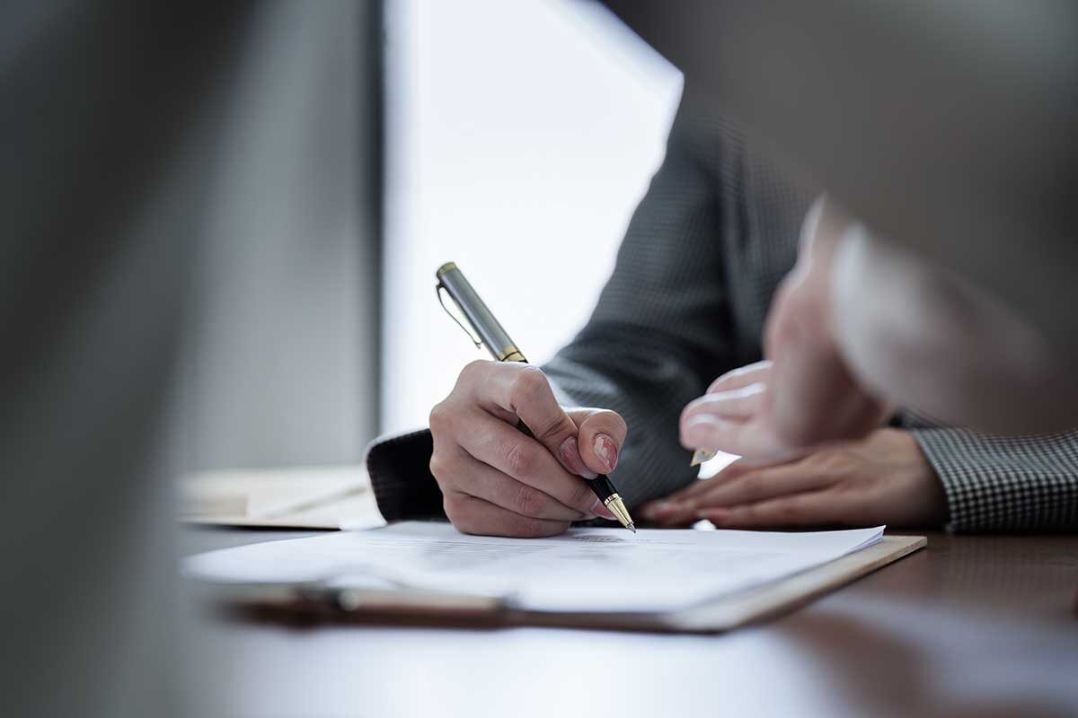 Worawee Meepian / Shutterstock / FOTODOM📷Один из вариантов удержания — по приказу руководителя, не более 20%, так делают, например, для возврата ошибочно выплаченных сумм