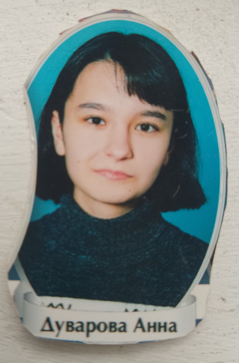 Фото  моё 9 класс. Уже тогда заметно правый глаз меньше левого. Фото личный архив 