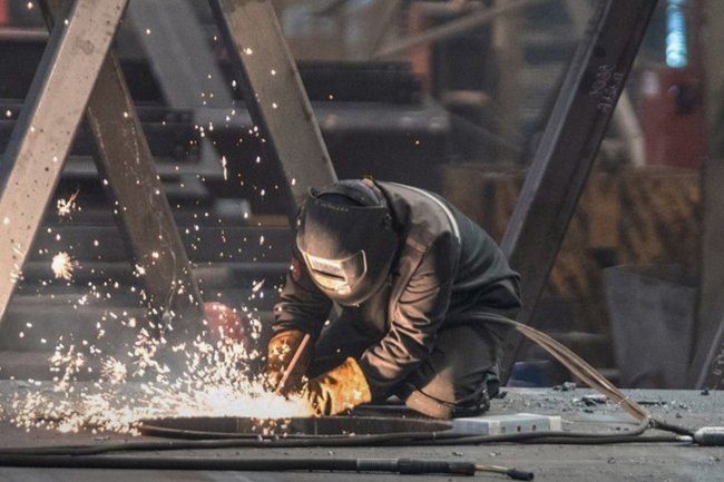    Промышленность Тюменская область рабочий завод сварка сварщик