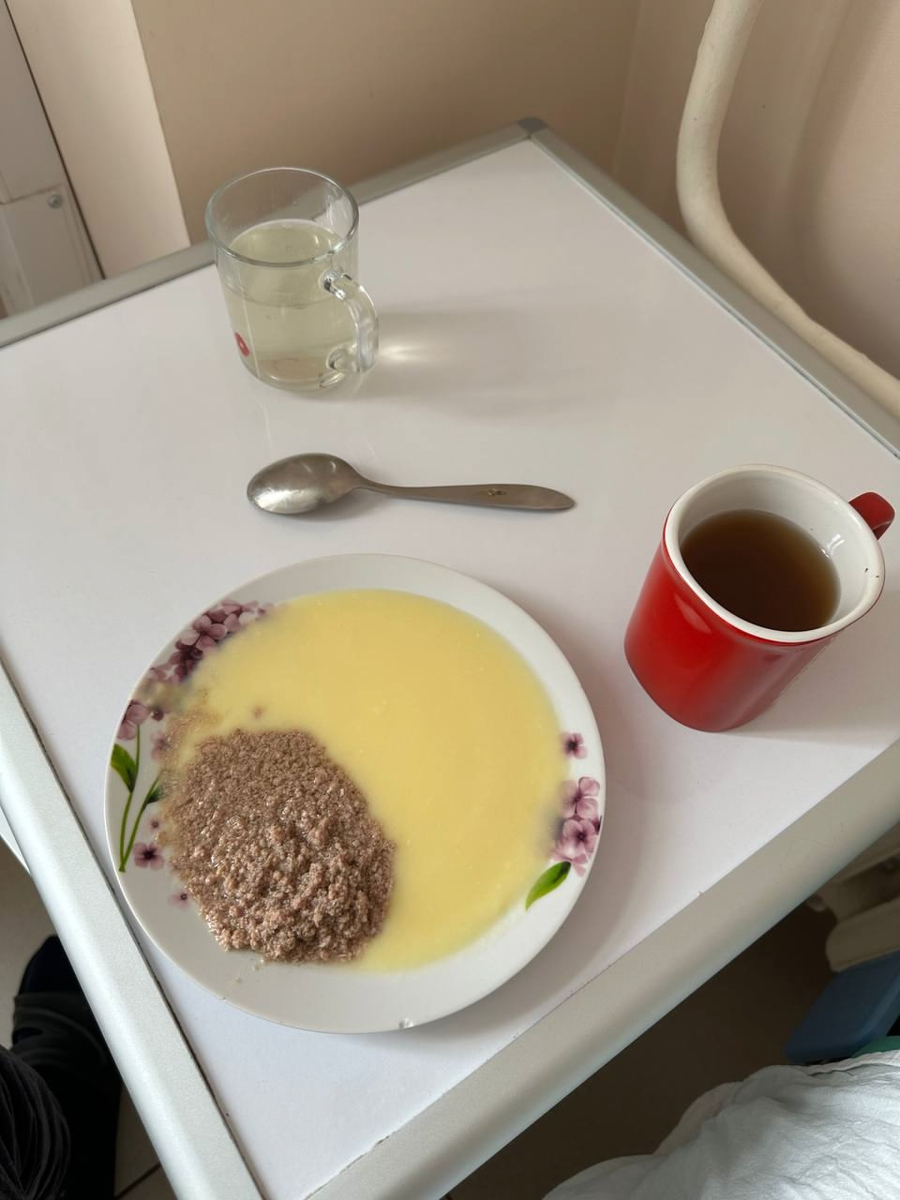 В кружке куриный бульон. Пюре картофельное и фарш протертый.