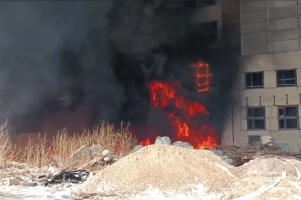    В Красноярске на месте крупного пожара зафиксировали загрязнение воздуха