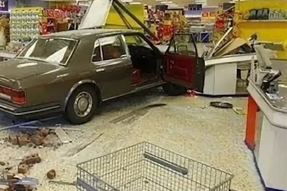 В Сочи произошел трагический инцидент: местный житель протаранил витрину магазина и застрелил сотрудницу, после чего скрылся. Подозреваемый задержан, следствие выясняет обстоятельства преступления.