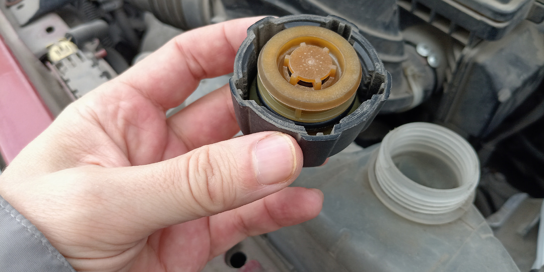 Месяц искал, куда уходит антифриз, но не мог найти, - заехал на СТО, автослесарь нашел причину за пару минут, сам никогда бы не догадался