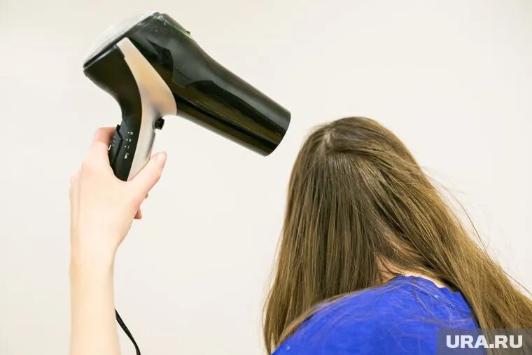 Фены распродают в пять раз дешевле, чем в магазине. Фото: Денис Моргунов © URA.RU