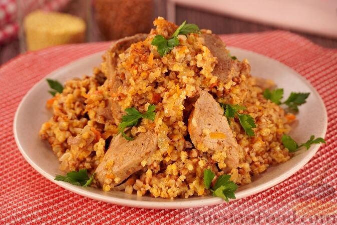 крупа гречневая, крупа пшённая, свинина, лук репчатый, морковь, масло растительное, соль, перец чёрный молотый, помидор сушёные с базиликом, чеснок сушёный молотый