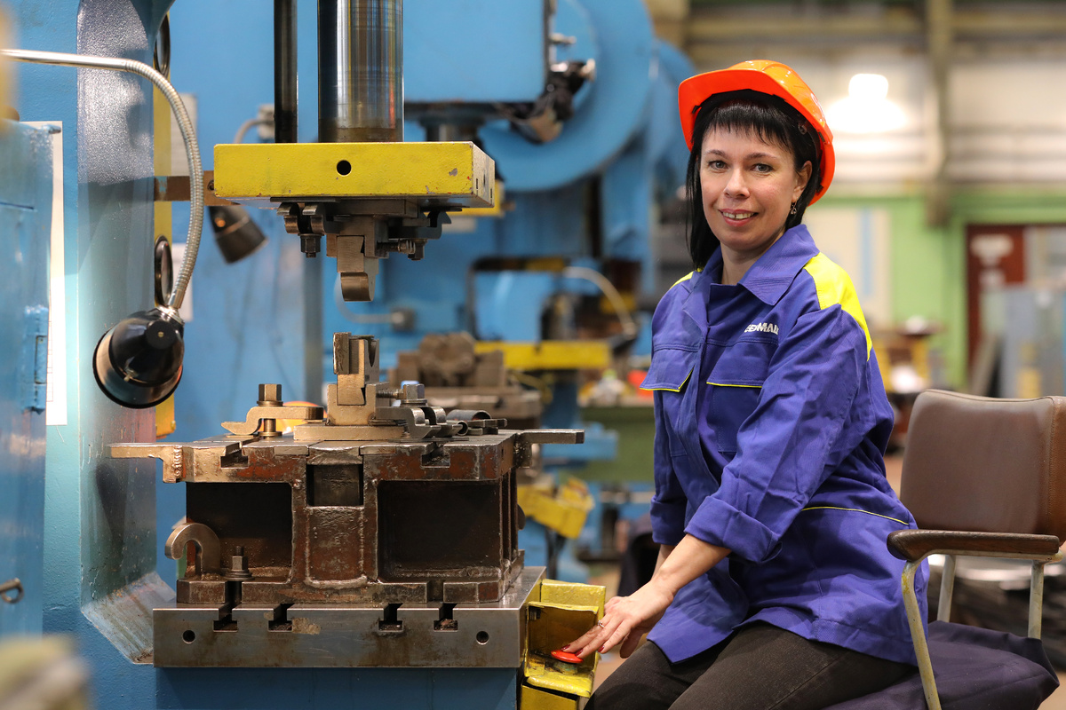 Опытная станочница Светлана Подковырова мастерски выполняет производственные задачи