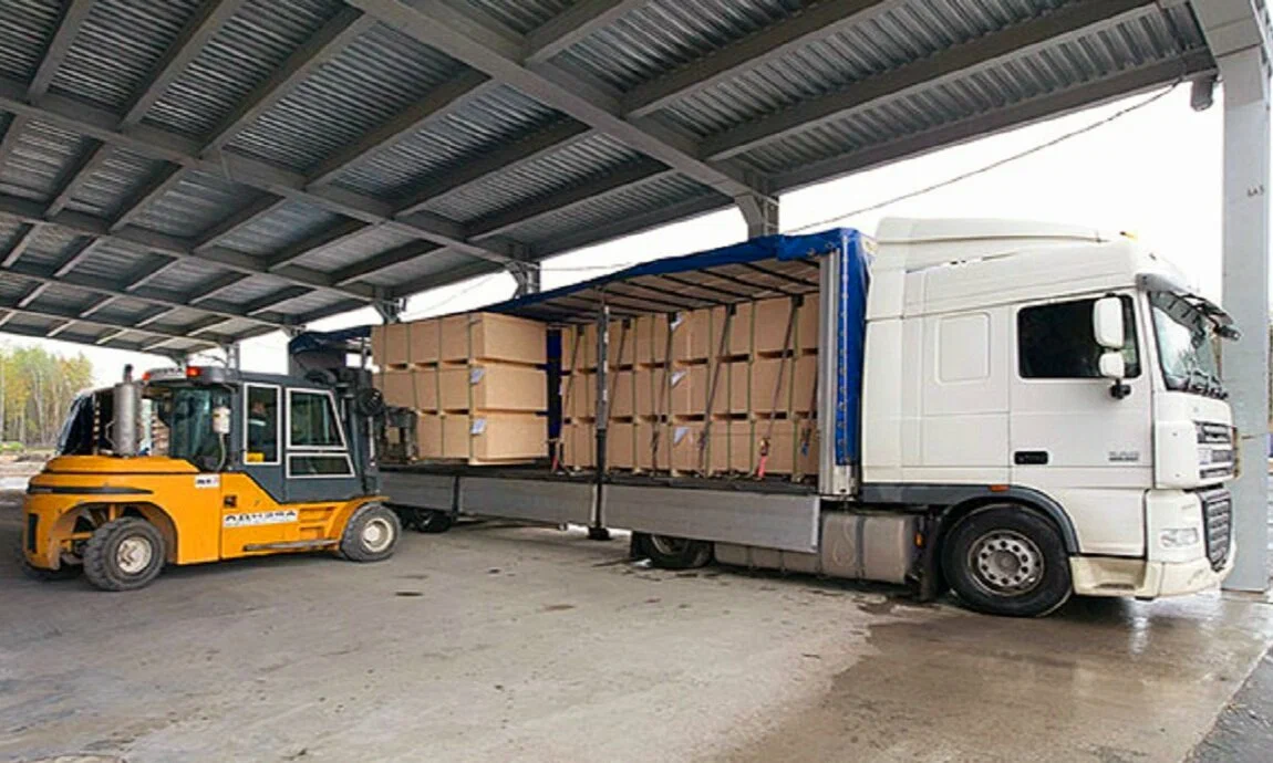 Загрузка грузовика на заводе