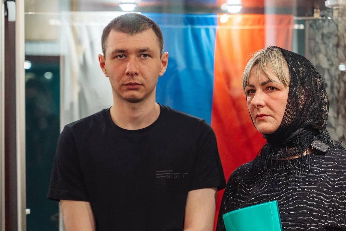 Родственники Татьяны Васьковой – внук и дочь. Фото из телеграм-канала Александра Хинштейна