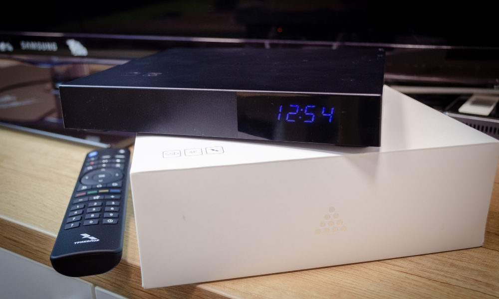 Пульт, приставка и фирменная коробка. Фото: «Телеспутник».