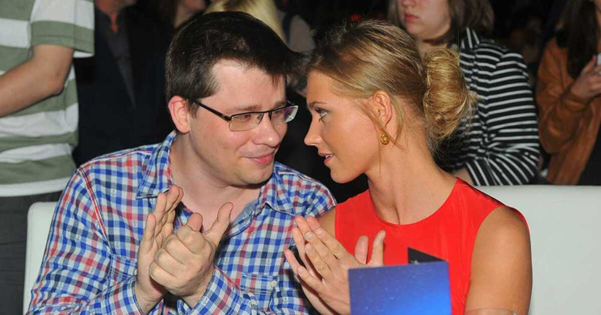 В самом начале романа парочка просто пожирала дргу друга глазами. Ох уж этот взгляд Кристины...