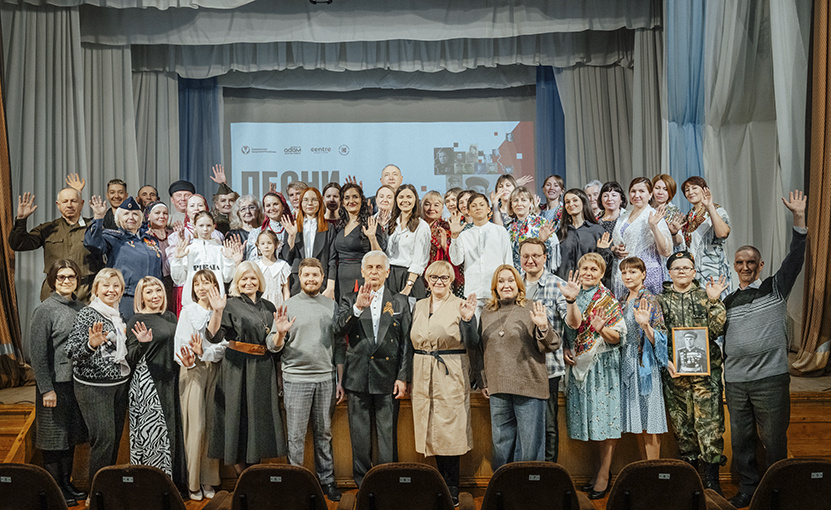  Участники, жюри и зрители отборочного полуфинала проекта «Песни нашей Победы. Край героев» в Можге. Фото: Мария Бакланова.