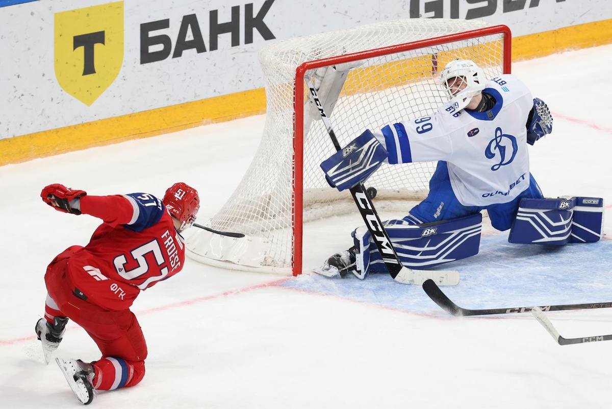 У современного хоккейного шлема вратаря усиленная и увеличенная часть подбородка. Это помогает защитить шею