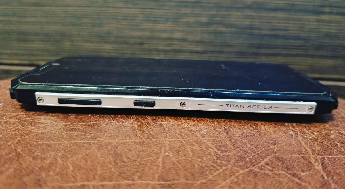 Вот этот смартфон я тогда оставила лежать на кресле в аэропорту Домодедово 