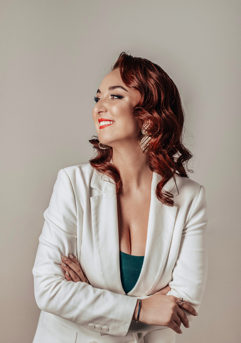 Анастасия Праздникова — тренер по ораторскому мастерству, режиссер, ведущая