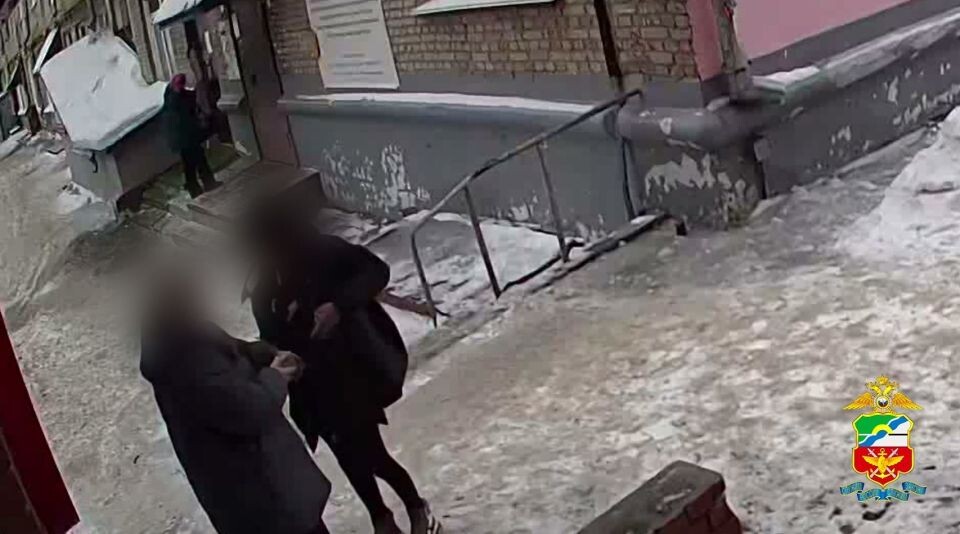    Сотрудницу ломбарда обвинили в продаже наркотиков. Источник: кадр видео Алтайского ЛУ МВД России