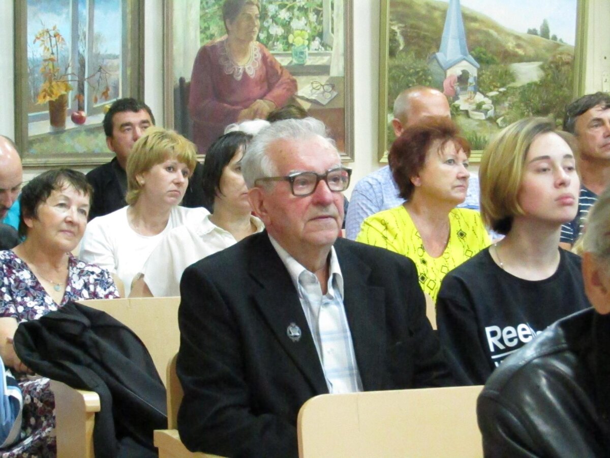 Михаил Семёнович Ермаков (в центре фото)