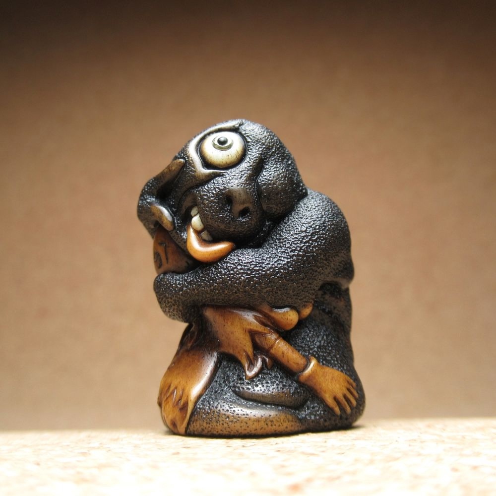 Нэцкэ «Доротабо:». Материал: рог оленя, латунь, черный рог буйвола.