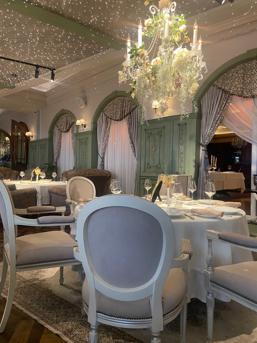 Мягкие, величественные кресла и громоздкие столы с гармонично подобранной посудой, смотрятся величественно)