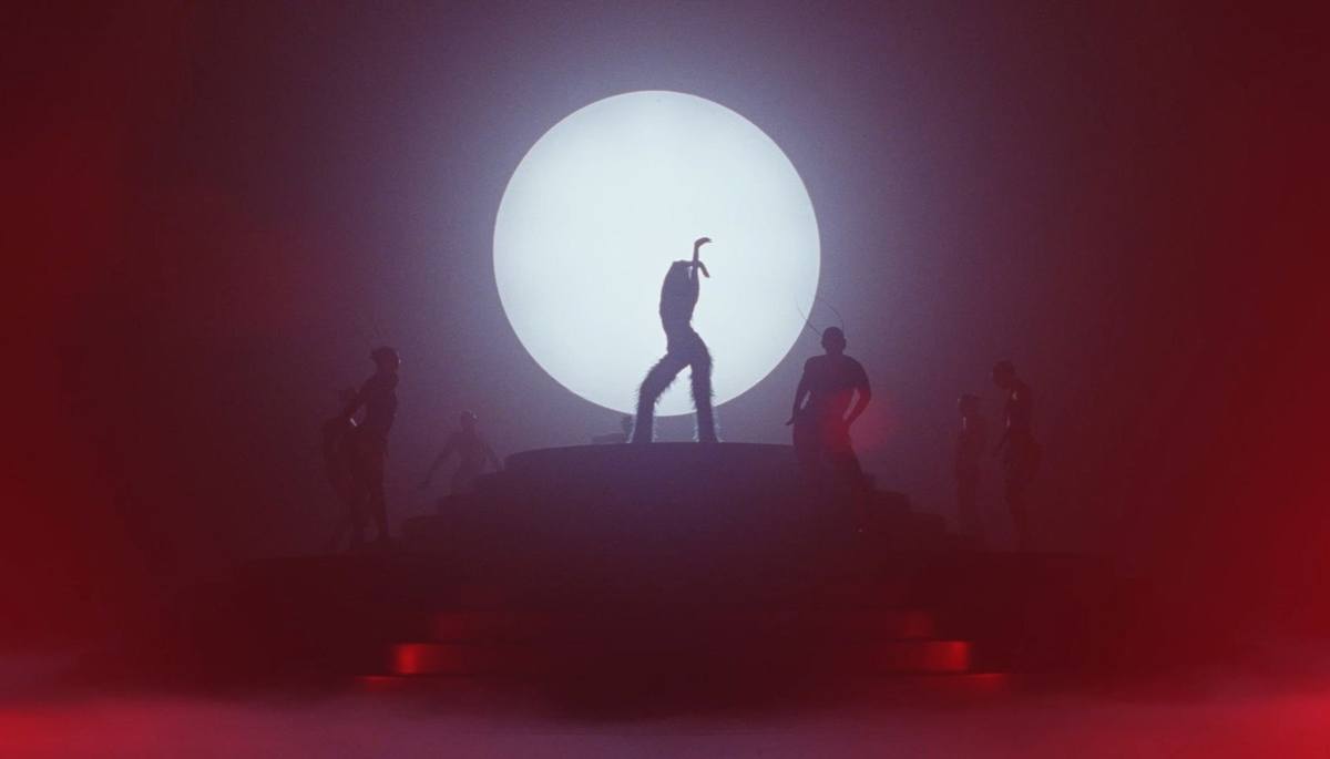 Майли Сайрус для своего нового фильма «Something Beautiful». Премьера в июне!