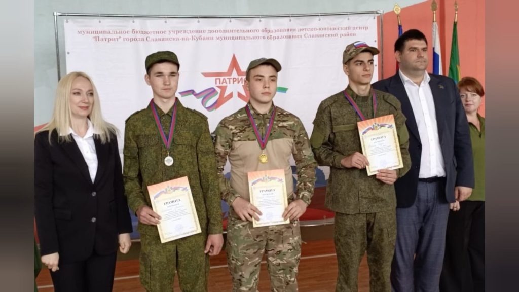    На фото: Николай Шенцов (в центре). Олег Размоскин