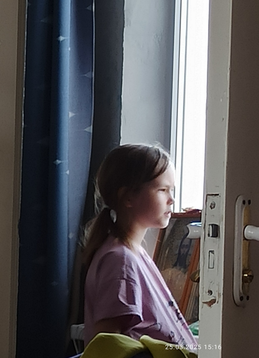 В процессе. Фото не очень - слишком приближенное. Стараюсь фоткать незаметно, а то некоторые рисоваться начинают)) 