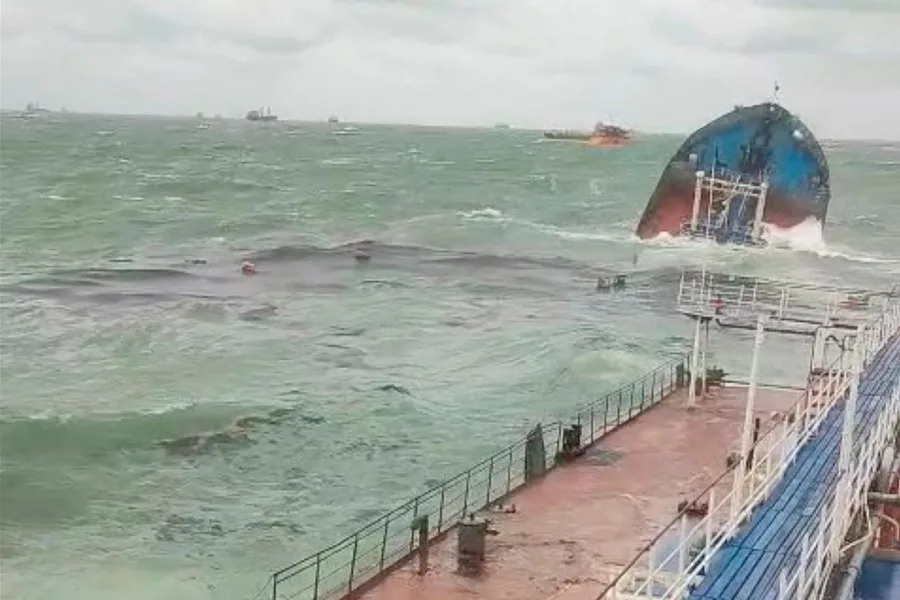 Момент крушения танкера в Черном море