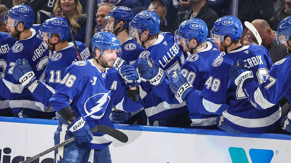 Игрок «Тампа-Бей Лайтнинг» Никита Кучеров отмечает забитую шайбу в ворота «Питсбург Пингвинс», 25 марта.📷Фото: Nathan Ray Seebeck / Reuters