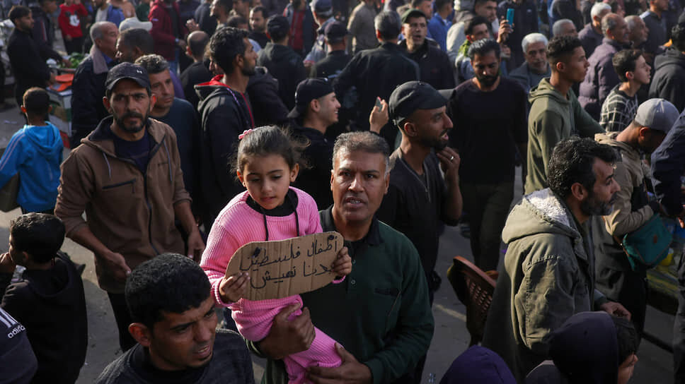 На массовой акции протеста жители города Бейт-Лахия потребовали, чтобы «Хамас» убирался из сектора Газа (надпись на плакате в руках у девочки: «Мы хотим жить!»).📷Фото: AFP