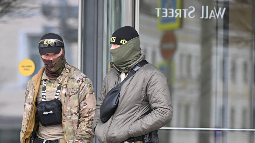 Сотрудники ФСБ у входа в здание бизнес-центра Wall street, где располагается компания «Русагро».📷Фото: Глеб Щелкунов / Коммерсантъ