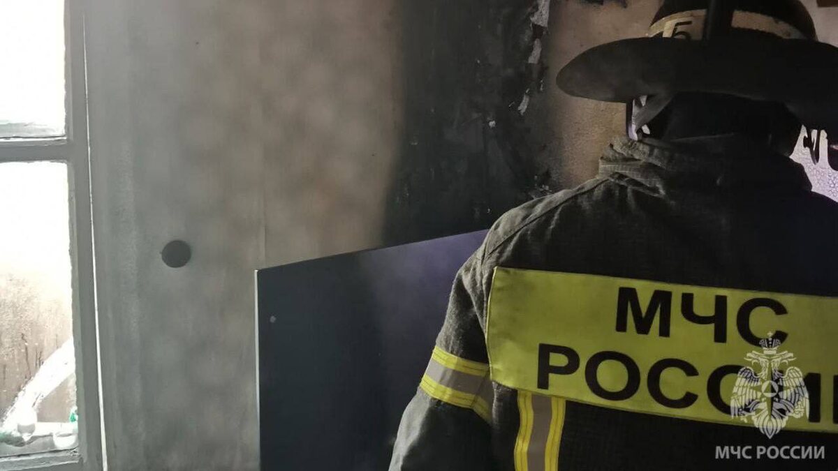    Курянка сама потушила пожар и спасла детей от огня