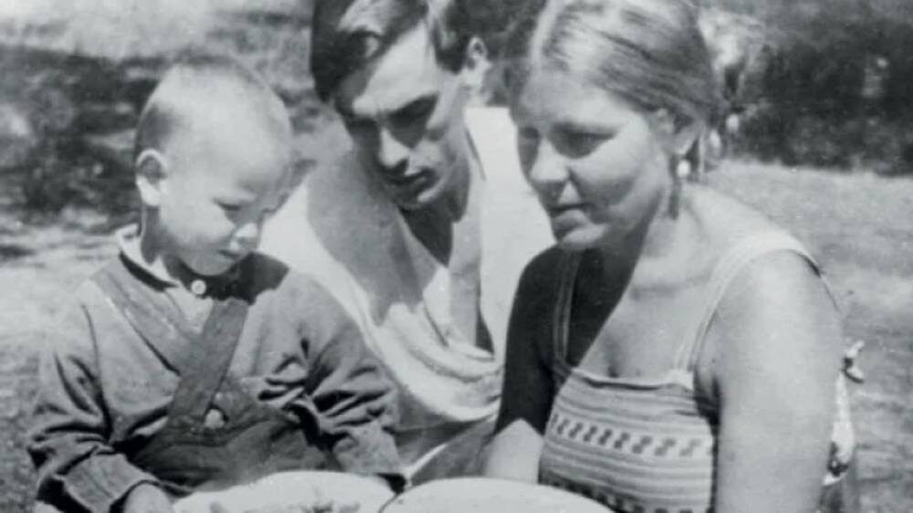 Андрей Тарковский с родителями