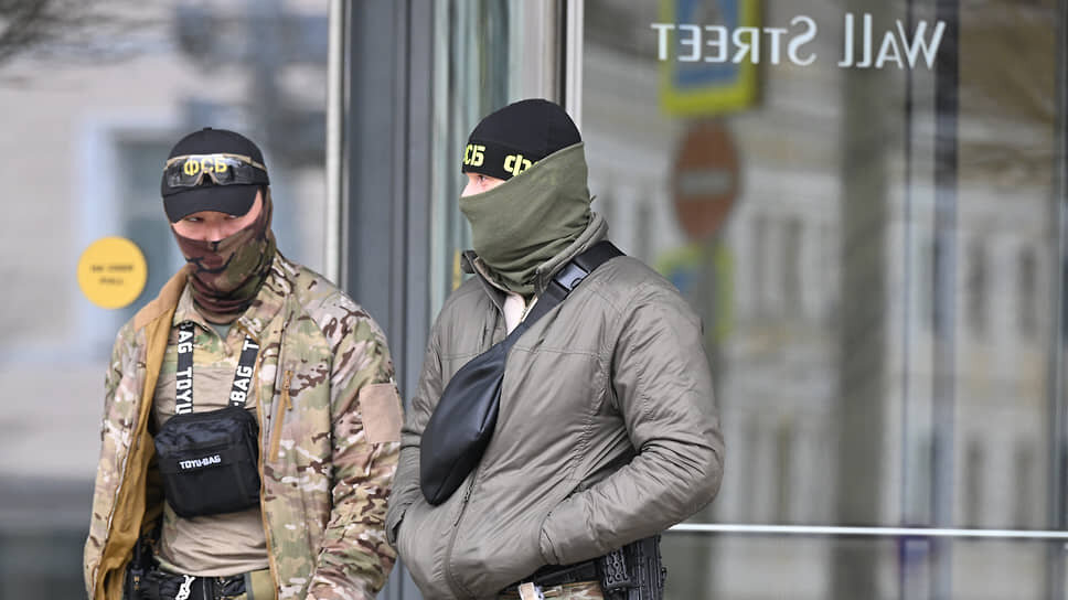 Сотрудники ФСБ у входа в здание бизнес-центра, где располагается компания «Русагро».📷Фото: Глеб Щелкунов / Коммерсантъ