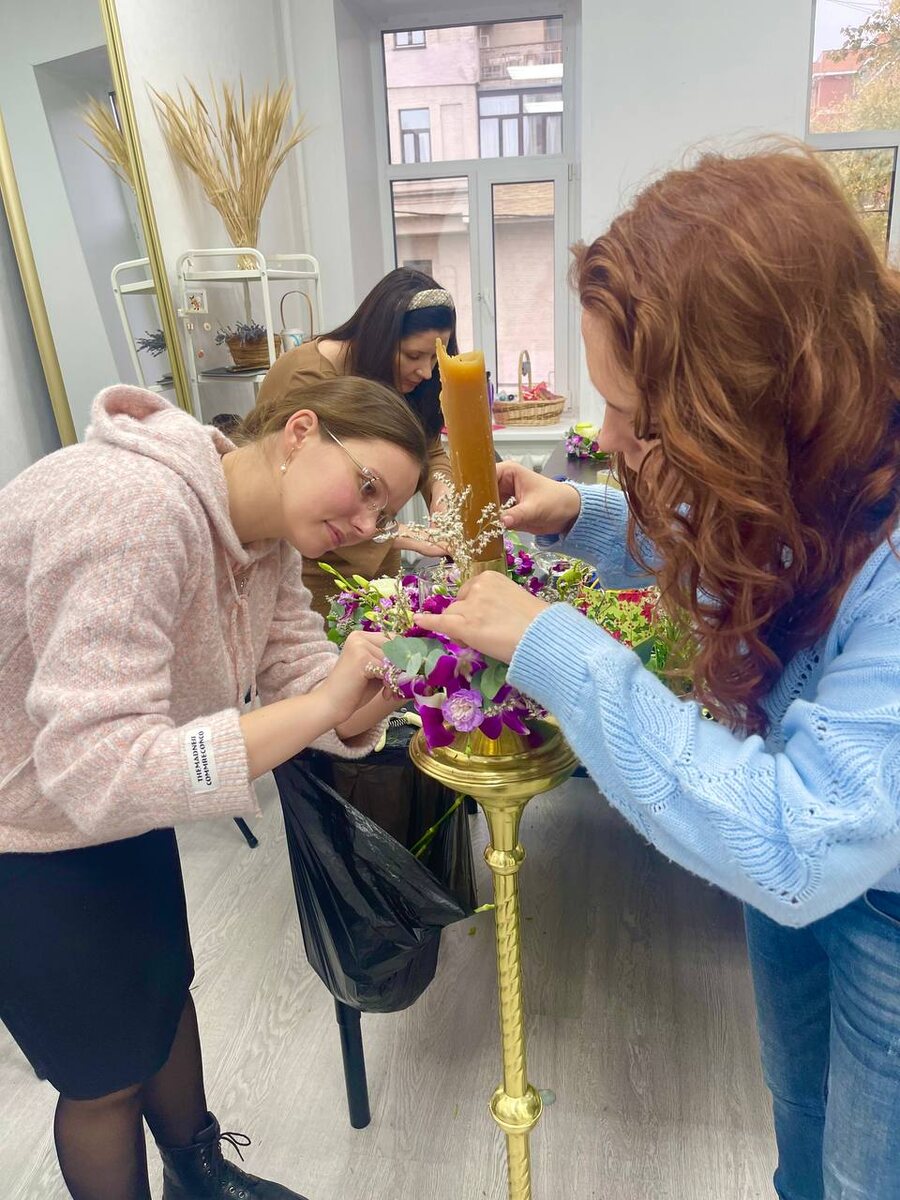 Украшение храмовой свечи на занятии в нашей школе на Сретенке 27.