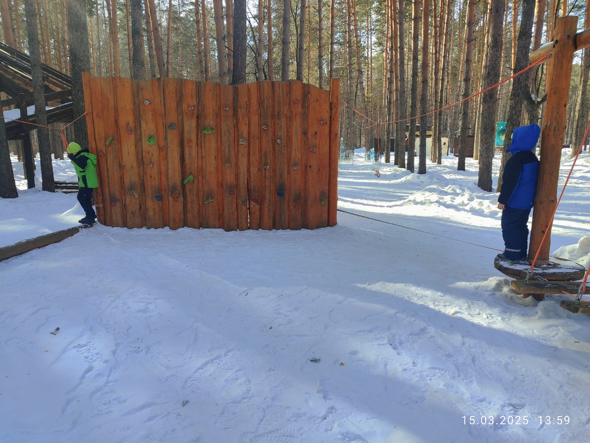 Может показаться, что я фотографировала стенку, но нет. Я фотографировала детей
