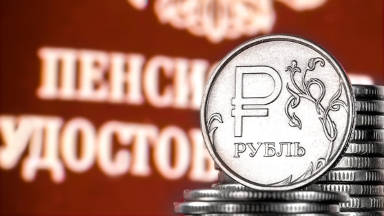    Страховые пенсии будут повышать дважды в год, напомнил Мишустин ©PalSand/Shutterstock/Fotodom