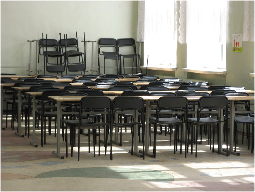 Столовая пионерского лагеря между приемами пищи. Фото автора.