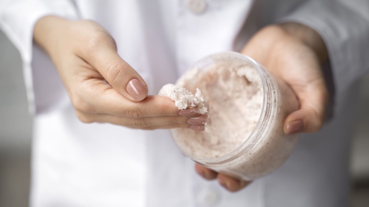    Для сухой кожи используйте скрабы. Фото: Freepik