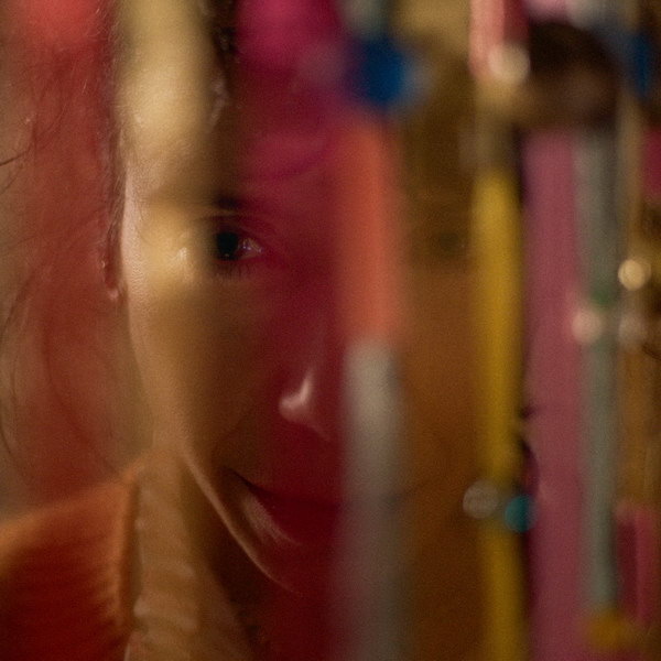     Салли Хокинс проводит пугающий обряд в трейлере «Верни её из мёртвых»