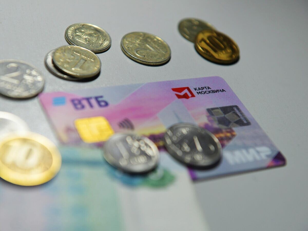    Монеты, социальная карта москвича и денежная купюра© РИА Новости / Владимир Трефилов