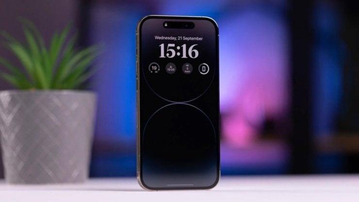    iPhone 14 Pro первый Айфон с Always On Display. Изображение: phonearena.com