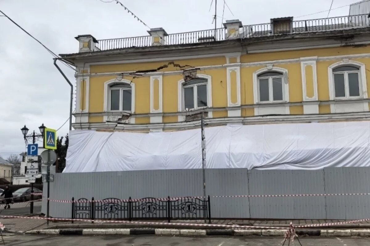   В Ярославле устанавливают причину трещины в фасаде здания
