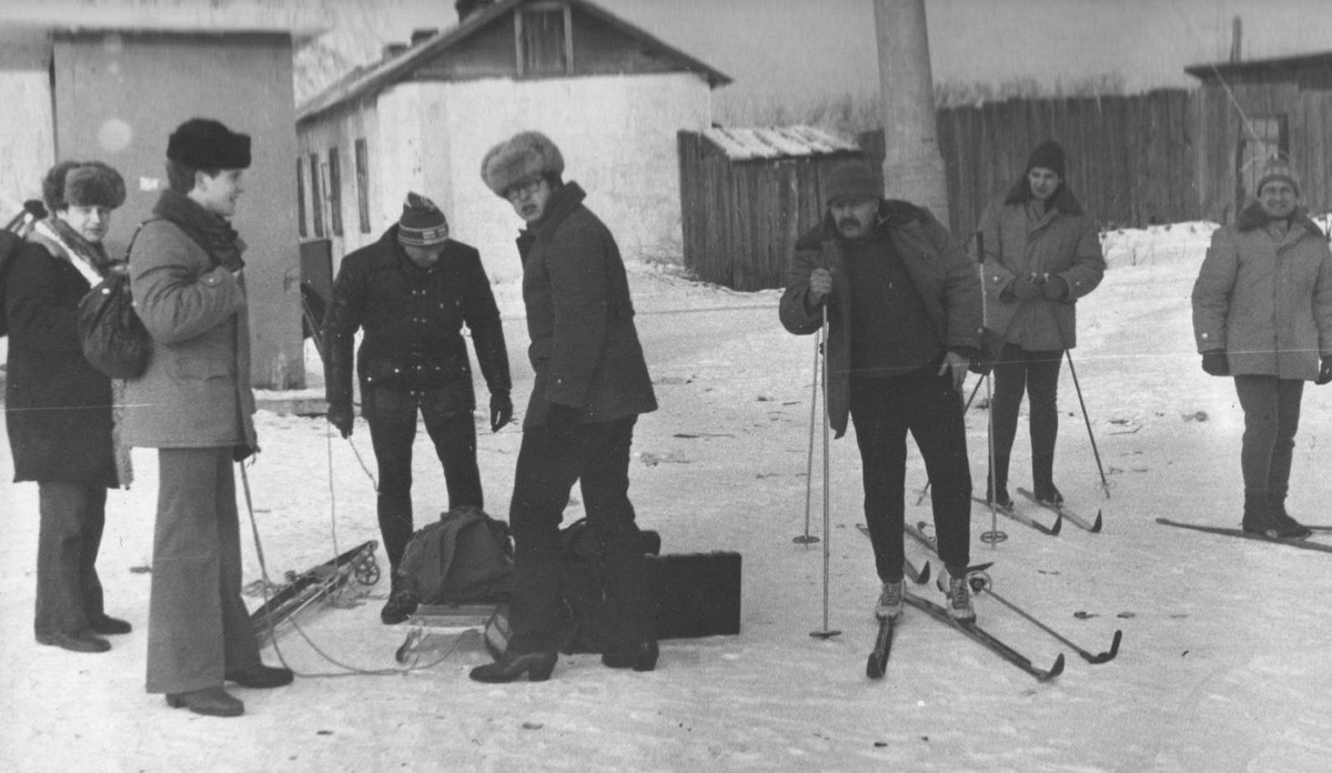 На фото сотрудники отдела готовятся к походу на дачу к автору по случаю Дня СА и ВМФ. 1985 г