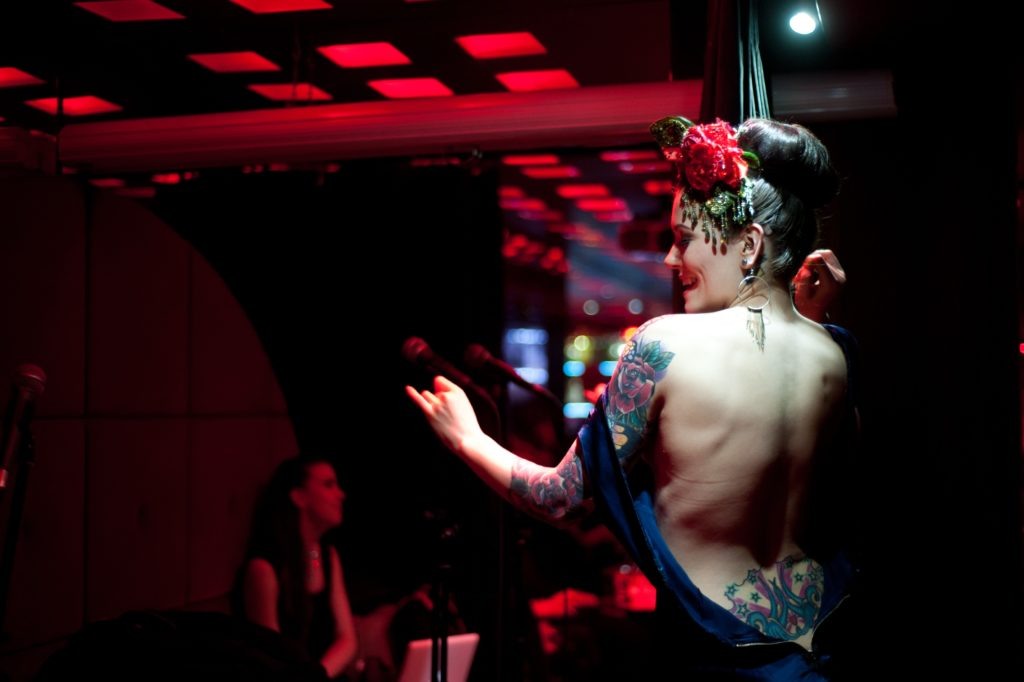 Иногда в комплект Bottomless Afternoon Tea входит небольшая порция бурлеска. www.designmynight.com