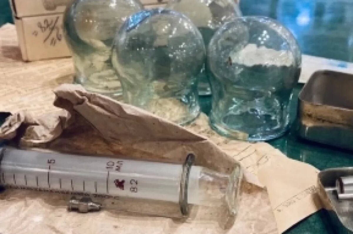    Студентка ВолгГМУ подарила медвузу шприцы и скальпель