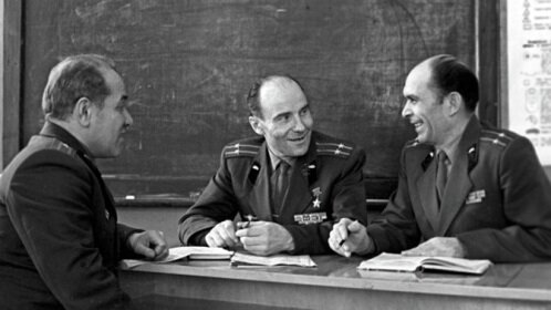 Оськин в центре.