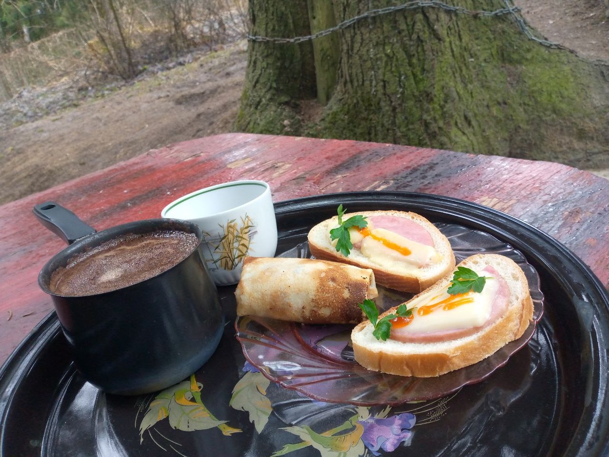 Завтракали все равно на улице, несмотря на дождь