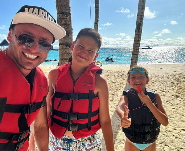    Павел Прилучный с детьми